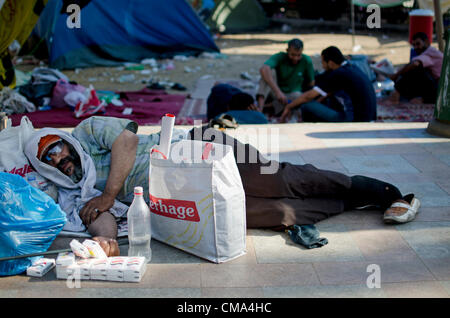 Unterstützer des Präsidentschaftskandidaten Mohammed Morsi Campen im Kairoer Tahrir-Platz in Ägypten auf Sonntag, 1. Juli 2012. Stockfoto