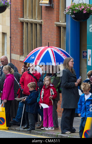 Northampton UK. 2. Juli 2012. Kundenansturm um die Olympische Fackel durch das Stadtzentrum St Giles Street vor das Rathaus zu sehen. Northampton Town Centre. Stockfoto