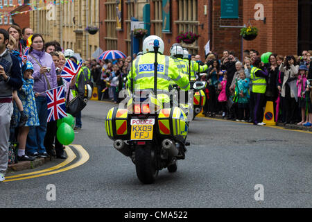 Northampton UK. 2. Juli 2012. Der Olympische Fackellauf Polizei unterstützen Northampton Stadtzentrum entfernt. Stockfoto