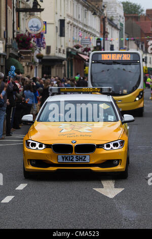 Northampton UK. 2. Juli 2012. Die Olympische Fackel Begleitfahrzeuge reisen hinunter St Giles Street mit Polizei-Eskorte vor das Rathaus. Northampton Stadtzentrum entfernt. Stockfoto