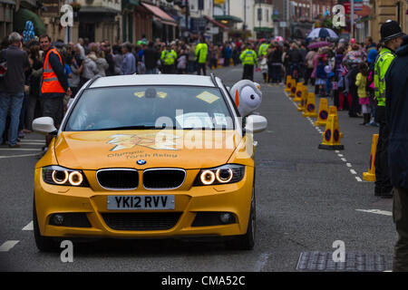 Northampton UK. 2. Juli 2012. Die Olympische Fackel Begleitfahrzeuge reisen hinunter St Giles Street vor das Rathaus. Northampton Stadtzentrum entfernt. Stockfoto