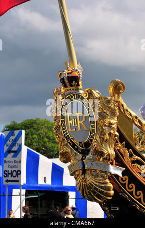 die königliche Barke Gloriana, vertäut am Henley on Thames bei der Henley Royal Regatta 2012 über 170 of Great Britain Rudern Olympioniken, zurück gehen, so weit wie 1948 brachte für ein Wiedersehen bei der Regatta. Es begann mit einer Reihe-Vergangenheit von britischen Olympiasieger in den königlichen Lastkahn Gloriana, das am Ende des Kurses alle Woche festgemacht wurde. Der Gruppe gehörten zwei der acht, die Silber gewann bei die Olympischen Regatta in Henley in 1948 stattfand. Keine aktuellen britischen Olympioniken wurden auf Henley in diesem Jahr, wie sie sind alle auf Trainingslager vor den Spielen 2012 in London. Stockfoto