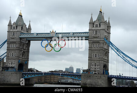 Riesige Olympischen Ringe hängen von der Tower Bridge in London, Vereinigtes Königreich. Montag, 2. Juli 2012. Stockfoto