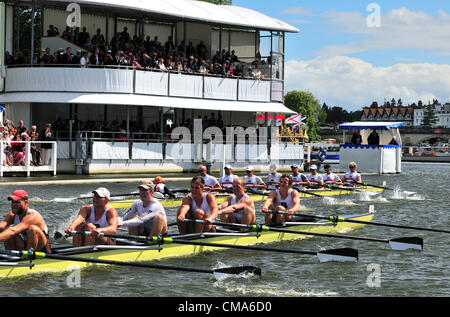 -USA Rückforderungen Grand Challenge Cup mit der kalifornischen Crew, bestehend aus Ruderer, die gerade verpasst Auswahl für die Olympischen Spiele in London an den renommierten Ruder-Event, die Henley Royal Regatta, Henley on Thames, England, Sonntag, 1. Juli 2012.   Der Grand Challenge Cup (M8 +) Sonne schlagen Rowing Club, Deutschland (2), Brown University, Vereinigte Staaten von Amerika  (1  ) von 1 1/4 Längen Stockfoto