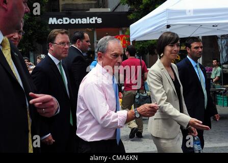 2. Juli 2012 tour - Manhattan, New York, USA - Gesundheitskommissar THOMAS FARLEY, Bürgermeister MICHAEL BLOOMBERG und Vizedirektor der GrowNYC CHERYL HUBER den Union Square Bauernmarkt. Bürgermeister Bloomberg und Stadtrat Sprecher Christine Quinn und gewählte Beamte verkünden, dass die Stadt Einbauanleitung Wochenmärkte akzeptiert Gesundheit Böcke, die Lebensmittelgutscheine Teilnehmer und zusätzliche $2 in Richtung Obst und Gemüse für jeden $5 ausgegeben. (Bild Kredit: Bryan Smith/ZUMAPRESS.com ©) Stockfoto