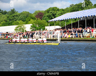 USA gewinnt Grand Challenge Cup mit der kalifornischen Crew, bestehend aus Ruderer, die nur auf Auswahl für die Olympischen Spiele in London an den renommierten Ruder-Event, die Henley Royal Regatta, Henley on Thames, England Sonntag 1. Juli verpasst 2012.The Grand Challenge Cup (M8 +) Sonne Kalifornien Rowing Club, U.S.A. (2) schlagen Brown University, Vereinigte Staaten von Amerika  (1  ) von 1 1/4 Längen Stockfoto