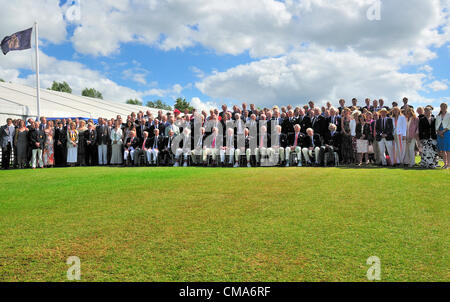 Fotoauftrag der übergebenen Britischen rudern Olympioniken in der Stewards Enclosure am Henley Royal Regatta Sonntag, den 1. Juli 2012 Über 170 Großbritanniens rudern Olympiere, zurück gehen, so weit wie 1948, beobachtete, wie die jungen Ruderer aus der ganzen Welt zeigten ihr Potenzial für die Zukunft in der heutigen Endrunden an der Henley Royal Regatta. Zusammen für ein Wiedersehen an der Regatta. Es begann mit einer Reihe - Vergangenheit durch Britische Olympische Medaillengewinner im Royal barge Gloriana, die am Ende des Kurses alle Woche festgemacht wurde. Der Gruppe gehörten zwei der acht, die Silber gewann bei den Olympischen Regatta am Henley 1948 gehalten wurde. Stockfoto