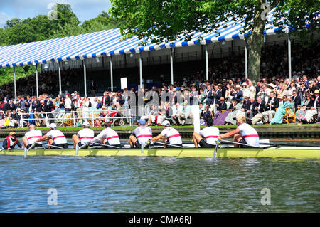 USA gewinnt Grand Challenge Cup mit der kalifornischen Crew, bestehend aus Ruderer, die nur auf Auswahl für die Olympischen Spiele in London an den renommierten Ruder-Event, die Henley Royal Regatta, Henley on Thames, England Sonntag 1. Juli verpasst 2012.The Grand Challenge Cup (M8 +) Sonne Kalifornien Rowing Club, U.S.A. (2) schlagen Brown University, Vereinigte Staaten von Amerika  (1  ) von 1 1/4 Längen Stockfoto