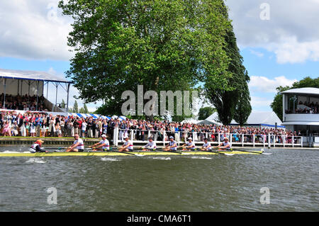 USA gewinnt Grand Challenge Cup mit der kalifornischen Crew, bestehend aus Ruderer, die nur auf Auswahl für die Olympischen Spiele in London an den renommierten Ruder-Event, die Henley Royal Regatta, Henley on Thames, England Sonntag 1. Juli verpasst 2012.The Grand Challenge Cup (M8 +) Sonne Kalifornien Rowing Club, U.S.A. (2) schlagen Brown University, Vereinigte Staaten von Amerika  (1  ) von 1 1/4 Längen Stockfoto