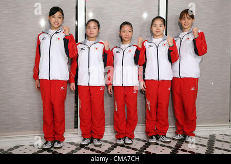 (L, R) Yuko Shintake (JPN), Koko Tsurumi (JPN), Asuka Teramoto (JPN), Yu Minobe (JPN), Rie Tanaka (JPN), 2. Juli 2011 - Kunstturnen: japanische Kunstturnen Teammitglied posieren für Medien während der Zeremonie Abschied für die London Olympic in Tokio, Japan.   (Foto von Yusuke Nakanishi/AFLO SPORT) Stockfoto