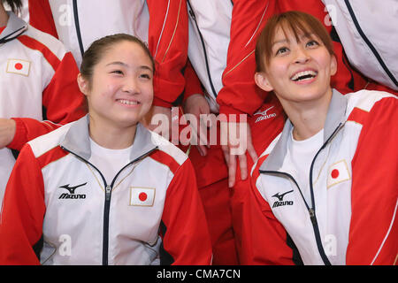 (L, R) Koko Tsurumi (JPN), Rie Tanaka (JPN), 2. Juli 2011 - Kunstturnen: Japanische Kunstturnen Teammitglied posieren für Medien während der Zeremonie Abschied für die London Olympic in Tokio, Japan.   (Foto von Yusuke Nakanishi/AFLO SPORT) Stockfoto