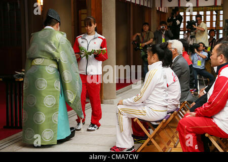 Rie Tanaka (JPN), 2. Juli 2011 - Kunstturnen: japanische Artistic Gymnastics Team-Mitglied besucht die Togo-Schrein beten für die Olympischen Spiele in London in Tokio, Japan.  (Foto von Yusuke Nakanishi/AFLO SPORT) Stockfoto