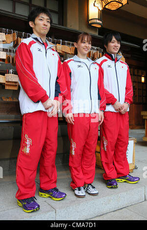 (L, R) Kazuhito Tanaka (JPN), Rie Tanaka (JPN), Yusuke Tanaka (JPN), 2. Juli 2011 - Kunstturnen: japanische Artistic Gymnastics Team-Mitglied besuchte die Togo-Schrein, betet für die Olympischen Spiele in London in Tokio, Japan.  (Foto von Yusuke Nakanishi/AFLO SPORT) Stockfoto