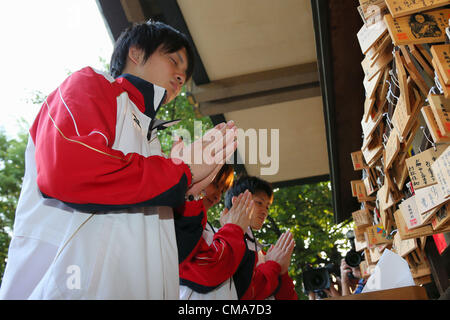 (L, R) Yusuke Tanaka (JPN), Rie Tanaka (JPN), Kazuhito Tanaka (JPN), 2. Juli 2011 - Kunstturnen: japanische Artistic Gymnastics Team-Mitglied besuchte die Togo-Schrein, betet für die Olympischen Spiele in London in Tokio, Japan.  (Foto von Yusuke Nakanishi/AFLO SPORT) Stockfoto