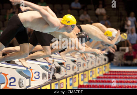 2. Juli 2012 - Omaha, Nebraska, USA - Schwimmer Tauchen an den Pool zu Rennen im abschließenden 1500-Meter-Freistil der Männer während Tag acht der 2012 US Olympic Swimming Team Trials CenturyLink Center am 2. Juli 2012 in Omaha, Nebraska.Dara Torres voraus bis ins Finale. (Kredit-Bild: © Armando Arorizo/Prensa Internacional/ZUMAPRESS.com) Stockfoto