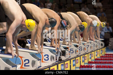 2. Juli 2012 - Omaha, Nebraska, USA - Schwimmer Tauchen an den Pool zu Rennen im abschließenden 1500-Meter-Freistil der Männer während der acht Tage von 2012 US Olympic Swimming Team Trials im CenturyLink Center am 2. Juli 2012 in Omaha, Nebraska.Dara Torres voraus bis ins Finale (Credit-Bild: © Armando Arorizo/Prensa Internacional/ZUMAPRESS.com) Stockfoto