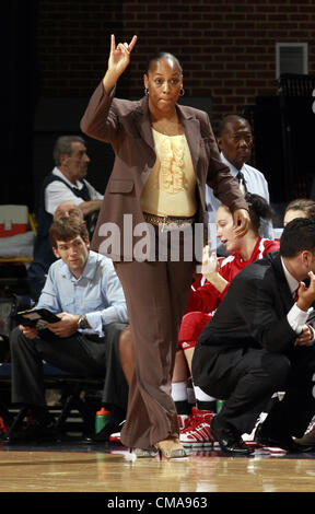 1. Dezember 2011 - Charlottesville, Virginia, signalisiert Vereinigte Staaten - Headcoach Felisha Legette-Jack von der Indiana Hoosiers ein Spiel während des Spiels gegen die Virginia Cavaliers am 1. Dezember 2011 in der John Paul Jones Arena in Charlottesville, Virginia. Virginia besiegte Indiana 65-49. (Kredit-Bild: © Andrew Shurtleff/ZUMAPRESS.com) Stockfoto