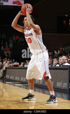 3. Dezember 2011 - Handspiel von Charlottesville, Virginia, Vereinigte Staaten - Thomas Rogers #30 von den Virginia Cavaliers während des Spiels am 27. Dezember 2011 gegen den Longwood Lancers in der John Paul Jones Arena in Charlottesville, Virginia. Virginia besiegte Longwood 86-53. (Kredit-Bild: © Andrew Shurtleff/ZUMAPRESS.com) Stockfoto