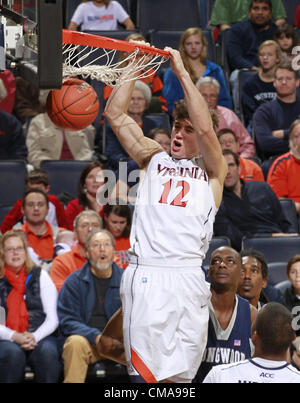 3. Dezember 2011 - Handspiel von Charlottesville, Virginia, Vereinigte Staaten - Joe Harris #12 von den Virginia Cavaliers während des Spiels am 27. Dezember 2011 gegen den Longwood Lancers in der John Paul Jones Arena in Charlottesville, Virginia. Virginia besiegte Longwood 86-53. (Kredit-Bild: © Andrew Shurtleff/ZUMAPRESS.com) Stockfoto