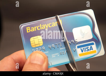 Mock-up einer Barclaycard Kreditkarte wird halbiert aus Protest gegen Barclays Bank Libor-Skandal im Vereinigten Königreich Stockfoto