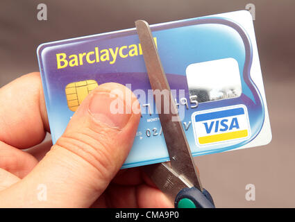 Mock-up einer Barclaycard Kreditkarte wird halbiert aus Protest gegen Barclays Bank Libor-Skandal im Vereinigten Königreich Stockfoto