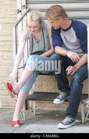 3. Juli 2012 - New York, New York, US - Schauspielerin DAKOTA FANNING und Schauspieler BOYD HOLBROOK auf dem Filmset für ihren neuen Film "Sehr gute Mädchen" auf der Lower East Side statt. (Bild Kredit: Nancy Kaszerman/ZUMAPRESS.com ©) Stockfoto