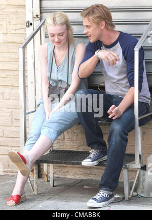 3. Juli 2012 - New York, New York, US - Schauspielerin DAKOTA FANNING und Schauspieler BOYD HOLBROOK auf dem Filmset für ihren neuen Film "Sehr gute Mädchen" auf der Lower East Side statt. (Bild Kredit: Nancy Kaszerman/ZUMAPRESS.com ©) Stockfoto