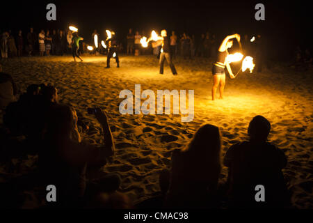 3. Juli 2012 - Aliso Viejo, Kalifornien, US - Zuschauer Aliso State Beach während der Vollmond Drum Circle Uhr Feuer Feuerspucker. Der Vollmond Drum Circle begann im Jahr 2003 und hat jetzt eine Teilnahme von 200-300 Personen im Sommer und 50-100 Personen in den Wintermonaten. Juli Vollmond hat viele Namen: Thunder Moon, Heu-Mond oder Mead Mond, aber wird oft als der Buck-Mond bezeichnet, weil das neue Geweih der Bock in der Regel während dieser Zeit erscheinen. (Kredit-Bild: © Jerry Englehart Jr./ZUMAPRESS.com) Stockfoto