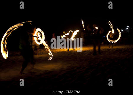 3. Juli 2012 - Aliso Viejo, Kalifornien, USA - Feuer Feuerspucker Höchstleistungen Aliso State Beach während der Vollmond Drum Circle Zuschauer schauen. Der Vollmond Drum Circle begann im Jahr 2003 und hat jetzt eine Teilnahme von 200-300 Personen im Sommer und 50-100 Personen in den Wintermonaten. Juli Vollmond hat viele Namen: Thunder Moon, Heu-Mond oder Mead Mond, aber wird oft als der Buck-Mond bezeichnet, weil das neue Geweih der Bock in der Regel während dieser Zeit erscheinen. (Kredit-Bild: © Jerry Englehart Jr./ZUMAPRESS.com) Stockfoto