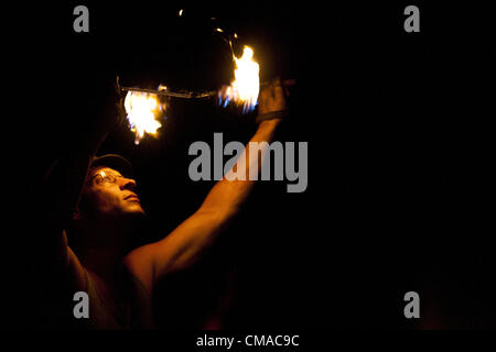 3. Juli 2012 - Aliso Viejo, Kalifornien, USA - führt ein Feuer Twirler Aliso State Beach während der Vollmond Drum Circle. Der Vollmond Drum Circle begann im Jahr 2003 und hat jetzt eine Teilnahme von 200-300 Personen im Sommer und 50-100 Personen in den Wintermonaten. Juli Vollmond hat viele Namen: Thunder Moon, Heu-Mond oder Mead Mond, aber wird oft als der Buck-Mond bezeichnet, weil das neue Geweih der Bock in der Regel während dieser Zeit erscheinen. (Kredit-Bild: © Jerry Englehart Jr./ZUMAPRESS.com) Stockfoto