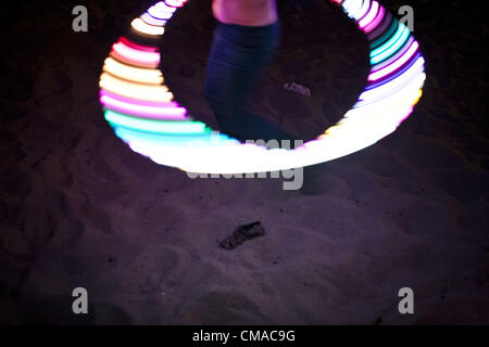 3. Juli 2012 - Aliso Viejo, Kalifornien, USA - führt CLIENE mit einem beleuchteten Hola-Hoop während der Vollmond Drum Circle. Der Vollmond Drum Circle begann im Jahr 2003 und hat jetzt eine Teilnahme von 200-300 Personen im Sommer und 50-100 Personen in den Wintermonaten. Juli Vollmond hat viele Namen: Thunder Moon, Heu-Mond oder Mead Mond, aber wird oft als der Buck-Mond bezeichnet, weil das neue Geweih der Bock in der Regel während dieser Zeit erscheinen. (Kredit-Bild: © Jerry Englehart Jr./ZUMAPRESS.com) Stockfoto