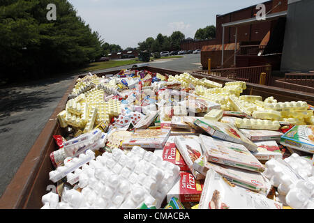 3. Juli 2012 - steht Charlottesville, Virginia, USA - einem riesigen Container von verdorbenen Lebensmitteln, ein Produkt von einem massiven Stromausfall in Central Virginia in der heißen Sonne hinter dem Food Lion Supermarkt in Charlottesville, VA. Starke Winde vom vergangenen Freitag Sturm abgestürzten zahlreiche Bäume und verursacht massive Stromausfälle über den Bereich. (Kredit-Bild: © Andrew Shurtleff/ZUMAPRESS.com) Stockfoto