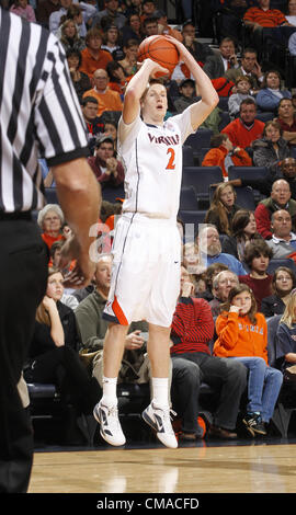 27. Dezember 2011 - Handspiel von Charlottesville, Virginia, Vereinigte Staaten - Paul Jesperson #2 von den Virginia Cavaliers während des Spiels gegen die Maryland-Eastern Shore Hawks am 27. Dezember 2011 an der John Paul Jones Arena in Charlottesville, Virginia Virginia besiegt Maryland Ostufer 69-42. (Kredit-Bild: © Andrew Shurtleff/ZUMAPRESS.com) Stockfoto