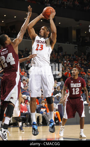 27. Dezember 2011 - besiegte Charlottesville, Virginia, Vereinigte Staaten - Mike Scott #23 der Virginia Cavaliers Triebe über Hillary Haley #24 der Maryland-Eastern Shore Hawks während des Spiels am 27. Dezember 2011 an der John Paul Jones Arena in Charlottesville, Virginia Virginia Maryland Ostufer 69-42. (Kredit-Bild: © Andrew Shurtleff/ZUMAPRESS.com) Stockfoto