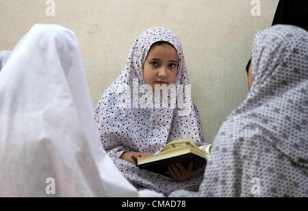 3. Juli 2012 - Gaza-Stadt, Gazastreifen, Palästina - palästinensische Mädchen lesen den Koran in einem Sommerlager im Gaza-Streifen, 4. Juli 2012. Etwa 20.000 Studenten, männlich und weiblich, studieren unter dem Unterricht von 1.200 Lehrern im Camp. Die Hamas in der Regel isoliert, jungen und Mädchen in ihrer Sommer-Camps (Credit-Bild: © Ashraf Amra/APA Images/ZUMAPRESS.com) Stockfoto