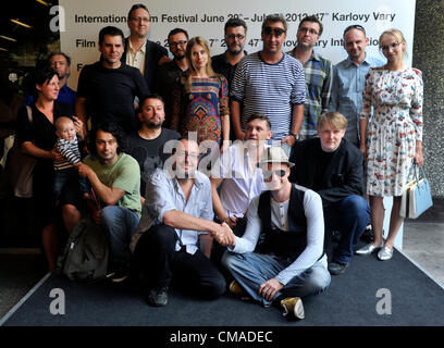 Delegation der Autoren der tschechisch-polnischen "Polski Film" auf dem 47. internationalen Filmfestival in Karlovy Vary, Tschechische Republik, Mittwoch, 4. Juli 2012. Hintere Reihe von links nach rechts: Katerina Oujezdska, Petr Marek, Miloslav Holman, Jaroslav Kucera, Benjamin Tuèek, Katarzyna Zawadska, Robert Geisler, Tomas Matonoha, Mailand Kuchynka, Grzegorz Madej, Jana Plodkova, vordere Reihe von links nach rechts: Pavel Liska, Marek Daniel, Josef Polasek, Krzystof Czeczot, Jan Budar und Direktor Marek Najbrt. (CTK Foto/Vit Simanek) Stockfoto