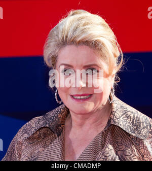 30. Juni 2012 - Moskau, Russland - Juni 30,2012. Moskau, Russland. Im Bild: Französische Schauspielerin Catherine Deneuve besucht die Abschlussveranstaltung des internationalen Filmfestival 2012 Moskau. (Kredit-Bild: © PhotoXpress/ZUMAPRESS.com) Stockfoto