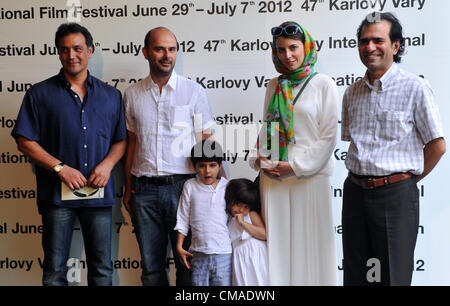 Von links nach rechts, iranischer Schauspieler Alireza Aghakhani, Direktor Ali Mosaffa, posieren Schauspielerin Leila Hatami und Cutterin Fardin Saheb Zamani auf der Pressekonferenz der Film Peleh Akhar (der letzte Schritt) präsentieren auf dem 47. internationalen Filmfestival in Karlovy Vary, Tschechische Republik, auf Mittwoch, 4. Juli 2012. (CTK Foto/Vit Simanek) Stockfoto