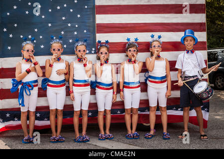 Junge Mitglieder des Uncle Sams-Band mit ihren Kazoo ist während der jährlichen I'On Gemeinschaft Independence Day Parade am 4. Juli 2012 in Mt. Pleasant, South Carolina. USA. Stockfoto