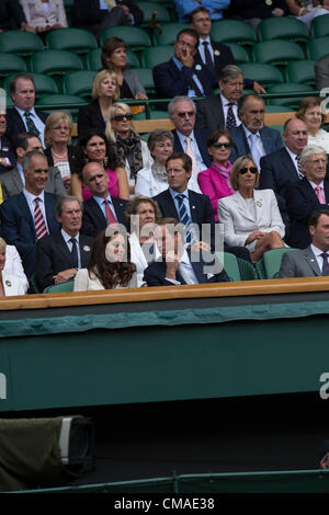 London, England, Vereinigtes Königreich. 4. Juli 2012. Der Herzog und die Herzogin von Cambridge erleben Sie Roger Federer der Schweiz in Aktion gegen Mikhail Youzhny von Russland im Viertelfinale in Wimbledon Tennis Championships. Der All England Lawn-Tennis and Croquet Club. Stockfoto