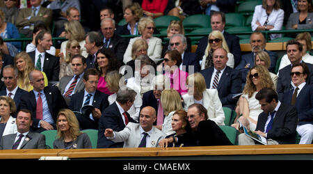 04.07.2012. der All England Lawn-Tennis and Croquet Club. London, England.  Andre Agassi mit Steffi Graf während des Spiels zwischen David Ferrer (ESP) V Andy Murray (BGR) in The Championships Wimbledon Lawn Tennis Club - London Stockfoto