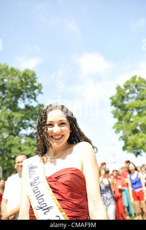 Long Island, USA. Wantagh 2011, Kara Arena 2012 verpassen Miss Wantagh Wahl, eine langjährige Tradition der Unabhängigkeitstag auf Long Island, feierliche Mittwoch, 4. Juli 2012, Wantagh Elementary School, New York, USA. Hailey Orgass, Miss Wantagh 2012 gekrönt wurde von Miss Arena, zwei patriotische Lieder sang. Ersten Runner Up war Alyssa Kelly, 2nd Runner Up wurde Paulina Renda, und 3. Runner Up war Alyson Hopkins. Seit 1956 hat die Miss Wantagh Festspiele, die kein Schönheitswettbewerb ist, eine Gymnasiast basiert hauptsächlich auf ihre akademische Exzellenz und Zivildienst gekrönt. Stockfoto