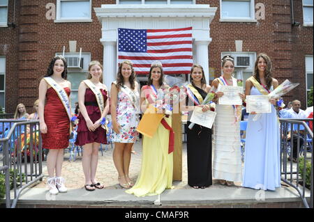 Long Island, USA. Fräulein Wantagh Pageant Krönung Zeremonie, eine langjährige Tradition der Unabhängigkeitstag auf Long Island, statt Mittwoch, 4. Juli 2012, auf Wantagh School, New York, USA. Links nach rechts, Kara Arena, Miss Wantagh 2011; Kelly Garland, Miss Wantagh 2010; Eden Held, Miss Wantagh 2009; Hailey Orgass, Miss Wantagh 2012; und 1. Zweitplatzierte, Alyssa Kelly; 2. Läufer oben, Paulina Renda; und 3. Zweitplatzierte, Alyson Hopkins. Seit 1956 hat die Miss Wantagh Festspiele, die kein Schönheitswettbewerb ist, eine Gymnasiast basiert hauptsächlich auf ihre akademische Exzellenz und Zivildienst gekrönt. Stockfoto