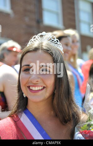 Long Island, USA. Miss Wantagh Pageant 2012 Gewinner Hailey Orgass Krönung Zeremonie, eine langjährige Tradition der Unabhängigkeitstag auf Long Island, statt Mittwoch, 4. Juli 2012, auf Wantagh Elementary School, New York, USA. Seit 1956 hat die Miss Wantagh Festspiele, die kein Schönheitswettbewerb ist, eine Gymnasiast basiert hauptsächlich auf ihre akademische Exzellenz und Zivildienst gekrönt. Stockfoto