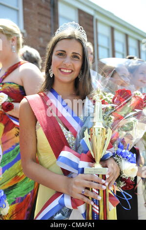 Long Island, USA. Miss Wantagh Pageant 2012 Sieger Hailey Orgass mit Trophäe an Krönung-Zeremonie, eine langjährige Tradition der Unabhängigkeitstag auf Long Island, statt Mittwoch, 4. Juli 2012, bei Wantagh Elementary School, New York, USA. Seit 1956 hat die Miss Wantagh Festspiele, die kein Schönheitswettbewerb ist, eine Gymnasiast basiert hauptsächlich auf ihre akademische Exzellenz und Zivildienst gekrönt. Stockfoto