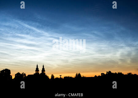 Ein seltenes Phänomen: Nachtwolken (Nacht-glänzende). Diese Wolken sind so hoch, ungefähr 50 Meilen, in der Atmosphäre, dass sogar mehr als eine Stunde nach Sonnenuntergang, in der Dunkelheit die Sonne vollständig diesen Eiswolken beleuchtet. Foto wurde in Litauen. 03 / 07 / 2012 Stockfoto