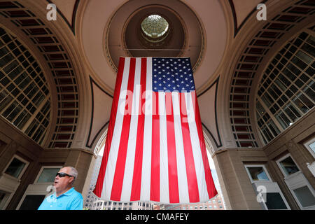 Eine riesige Fahne hängt von der Rotunde im Rowes Wharf am Unabhängigkeitstag in Boston, Massachusetts, Mittwoch, 4. Juli 2012. Stockfoto