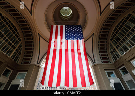 Eine riesige Fahne hängt von der Rotunde im Rowes Wharf am Unabhängigkeitstag in Boston, Massachusetts, Mittwoch, 4. Juli 2012. Stockfoto