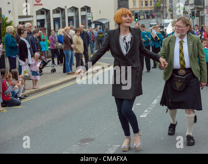 Liskeard, Cornwall, UK. 4. Juli 2012. Mary Portas tanzt die floralen Tänze mit Stadtrat Roger Holmes in Liskeard, Cornwall. Liskeard gewann £100.000 Regierung Geld ausprobieren will Ms Portas Einkaufsstraßen des Landes zu verjüngen. Bild von Sean Hernon/Alamy Live-Nachrichten Stockfoto