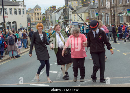 Liskeard, Cornwall, UK. 4. Juli 2012. Mary Portas tanzt die floralen Tänze mit Stadtrat Roger Holmes in Liskeard, Cornwall. Liskeard gewann £100.000 Regierung Geld ausprobieren will Ms Portas Einkaufsstraßen des Landes zu verjüngen. Bild von Sean Hernon/Alamy Live-Nachrichten Stockfoto